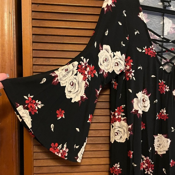 Floral Tunic top with bell sleeves - Picture 2 of 5